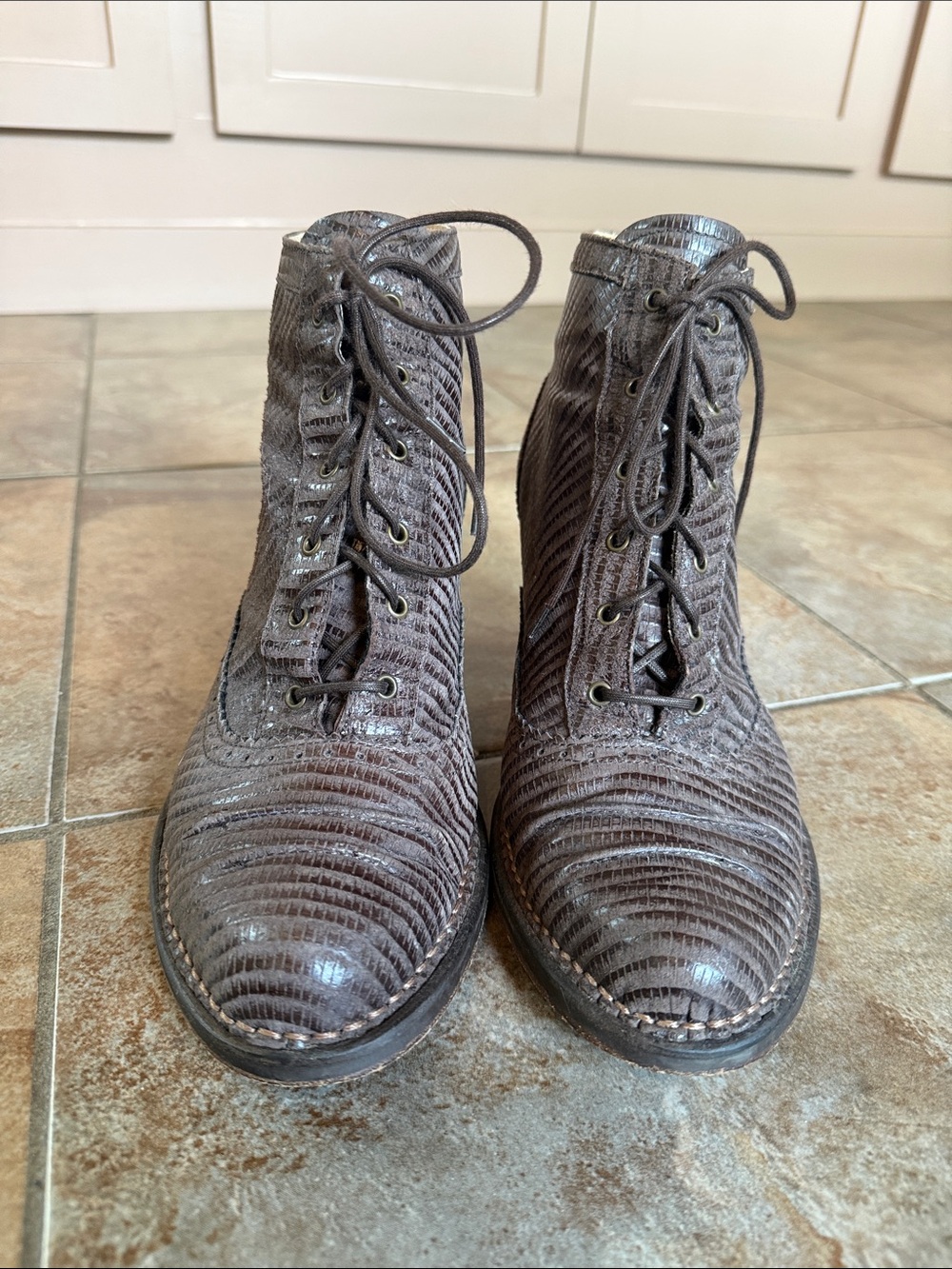 Women's Lace-Up Ankle Boots in Textured Brown (40)